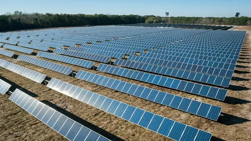 Técnicos instalando módulos solares em um telhado
