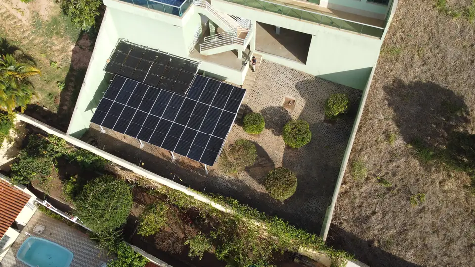 Residência com estrutura solar metálica no quintal