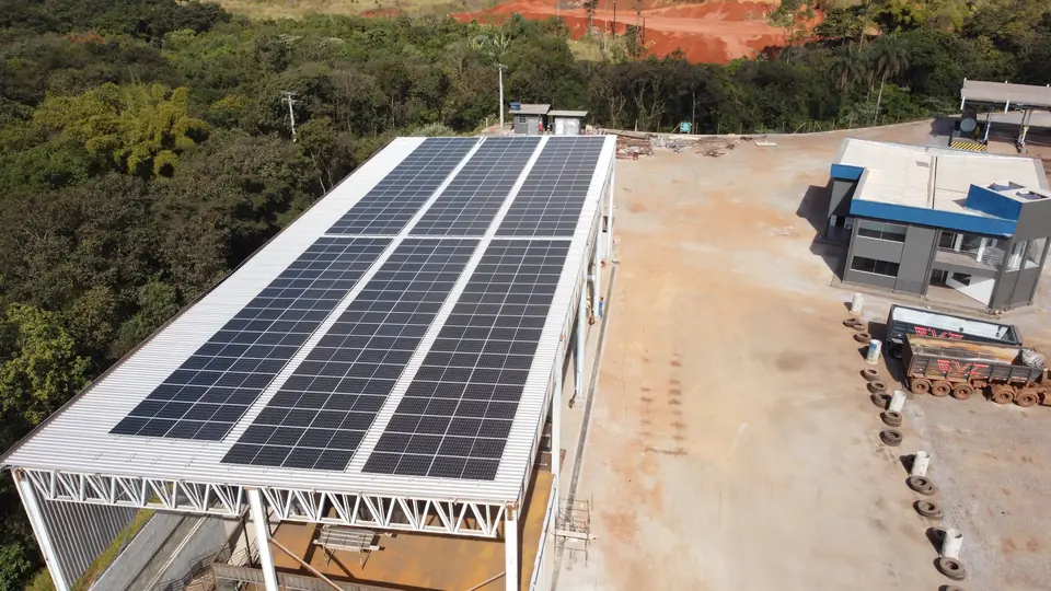 Galpão industrial com usina solar na cobertura