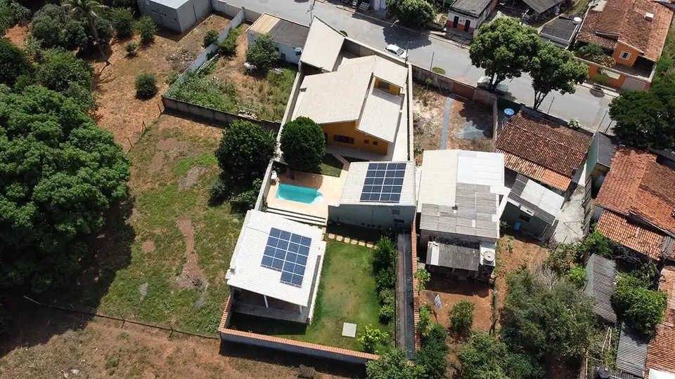 Residência em Jequitibá com módulos solares em dois telhados