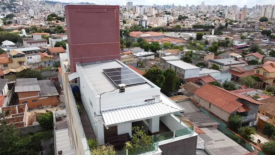 Residência em Belo Horizonte com módulos solares na laje