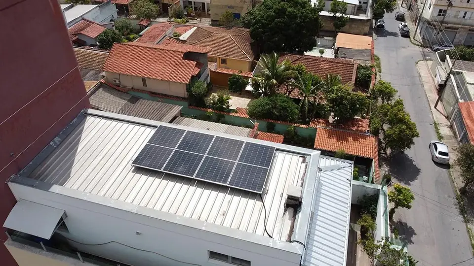Edificação urbana com módulos solares na cobertura