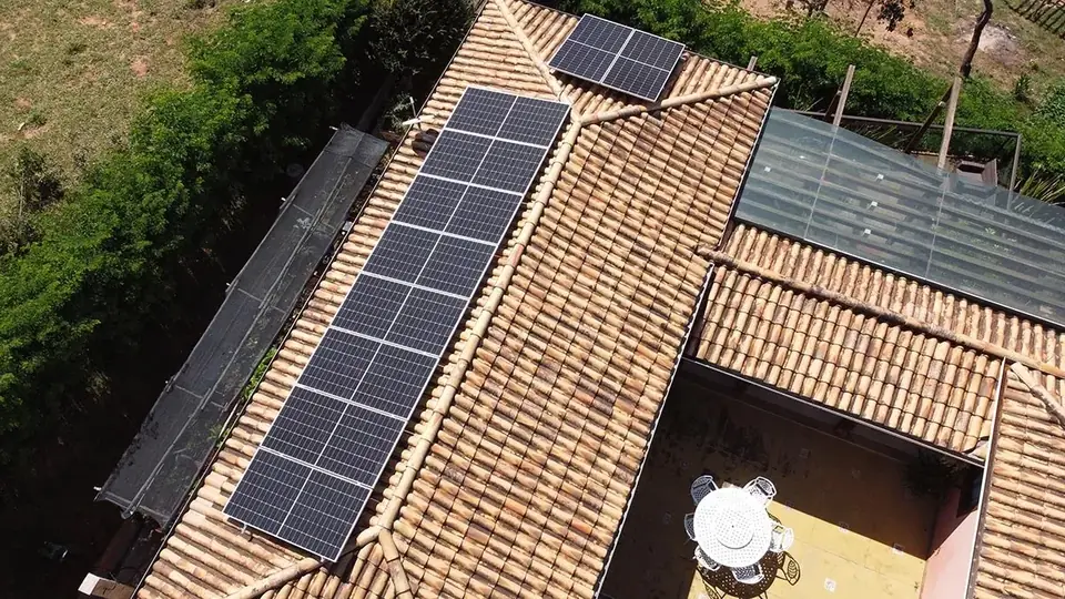 Casa em São Brás do Suaçuí com módulos solares no telhado