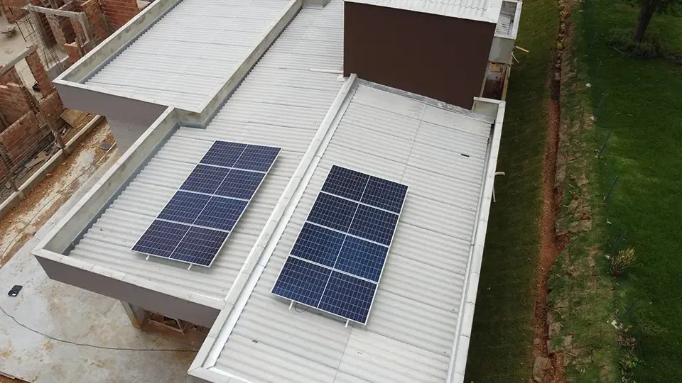 Residência em Lagoa Santa com módulos solares na cobertura
