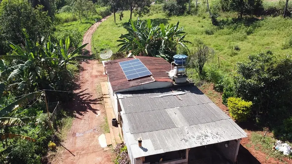 Imóvel rural em Mateus Leme com módulos solares no telhado