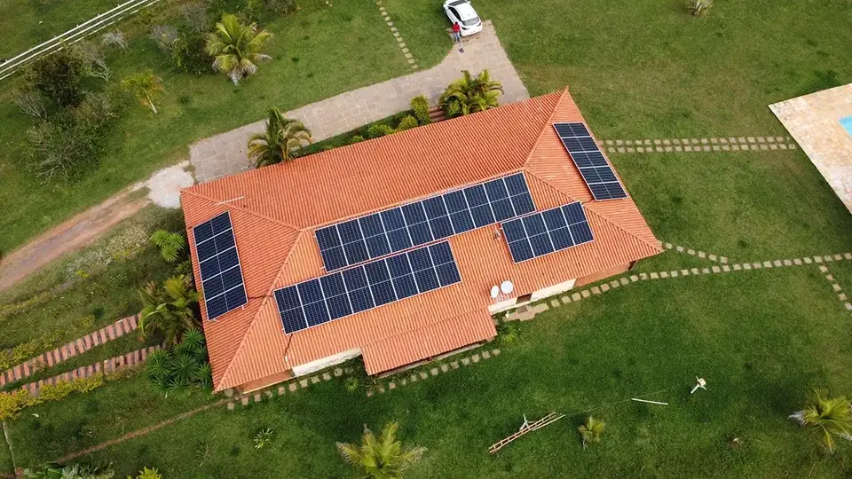 Casa rural em Lamim com módulos solares no telhado cerâmico