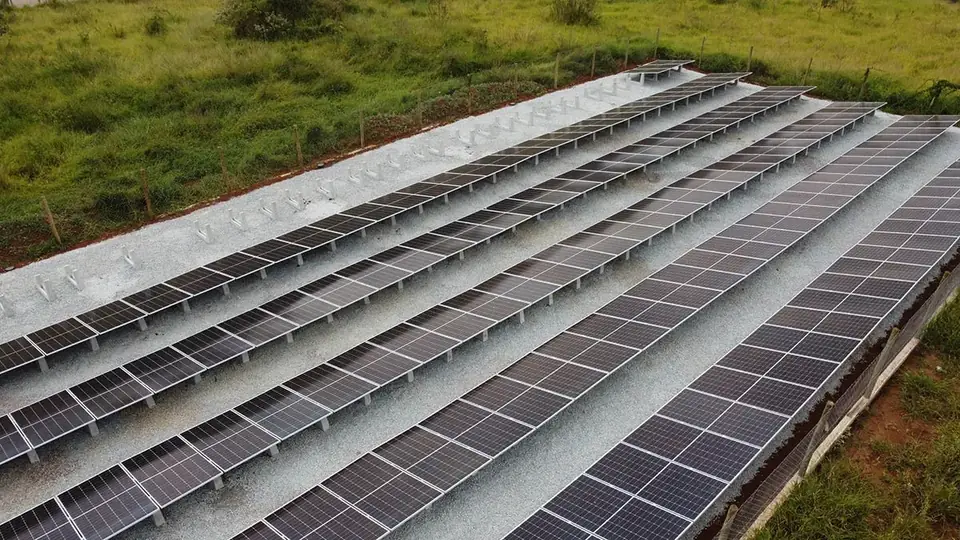 Usina solar em solo em área rural