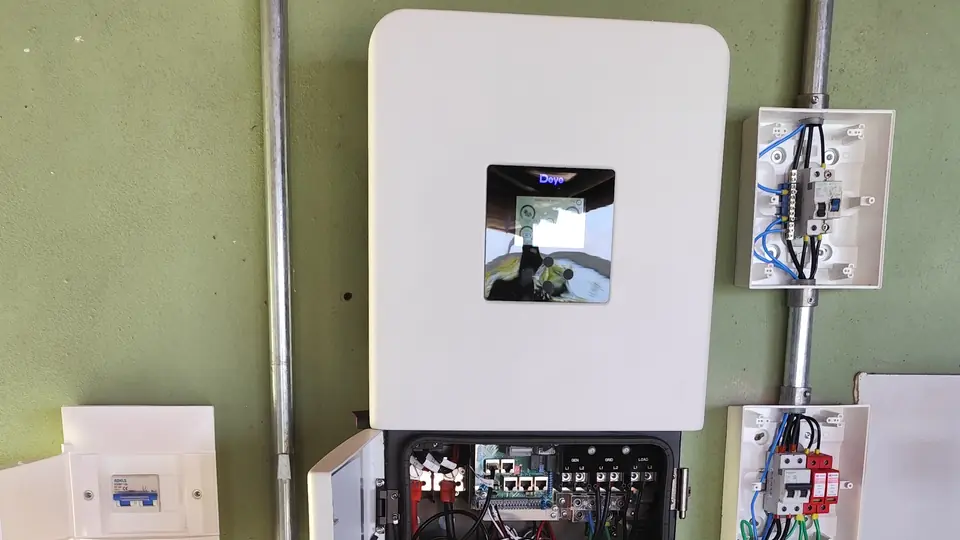 Inversor híbrido e bateria instalados em obra da Trèsol